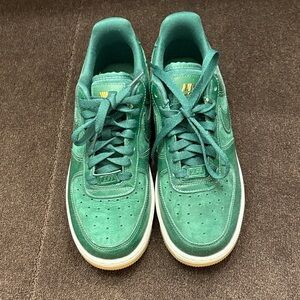 Nike Air Force 1 in Kelly green size 7
